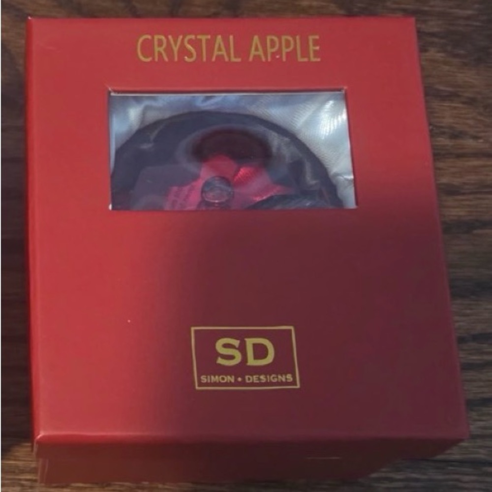 🍎One Vintage Simon Designs Crystal Apples (I have 2 of them if interested)
